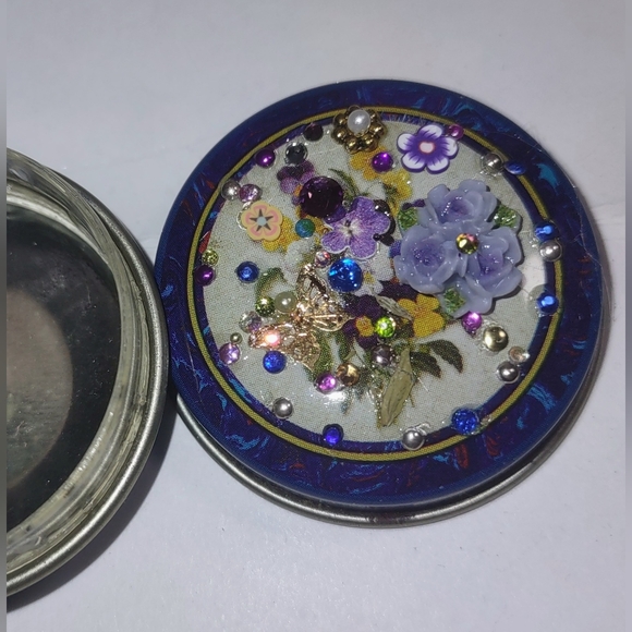 Pill Case Container Round Tin - Picture 13 of 15